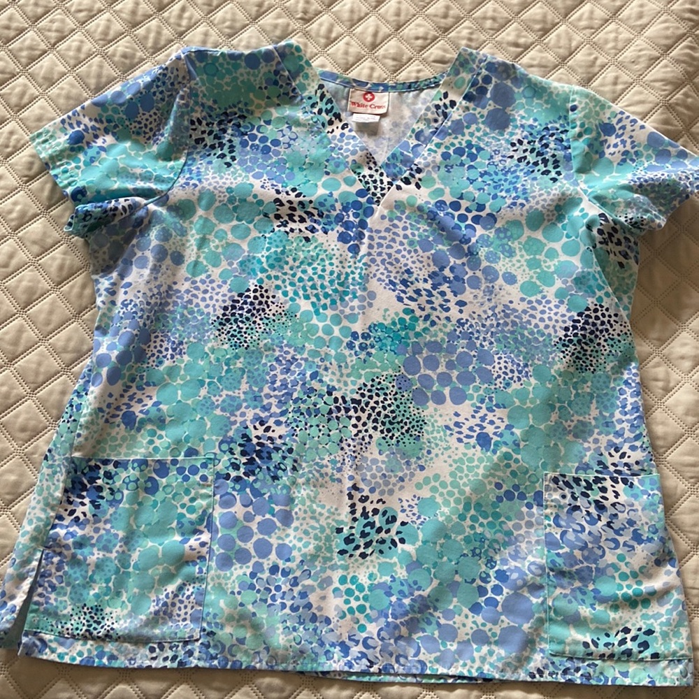 Women’s v-neck s rub top.  Blue pattern